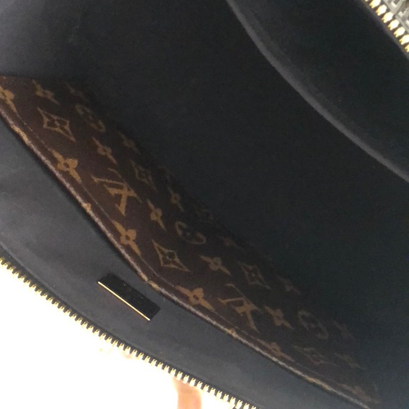SOLD!!!!!!!!Authentic  Louis Vuitton purse - Picture 4 of 8